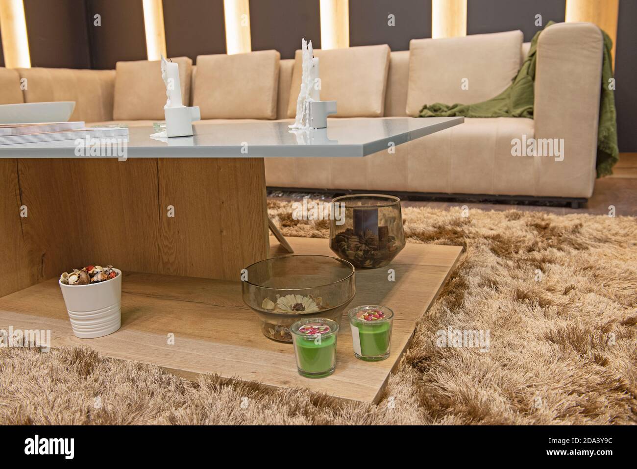 Wohnzimmer Lounge-Bereich in Luxus-Wohnung zeigen Hause zeigen Inneneinrichtung mit Holzkouchtisch auf Teppich Stockfoto