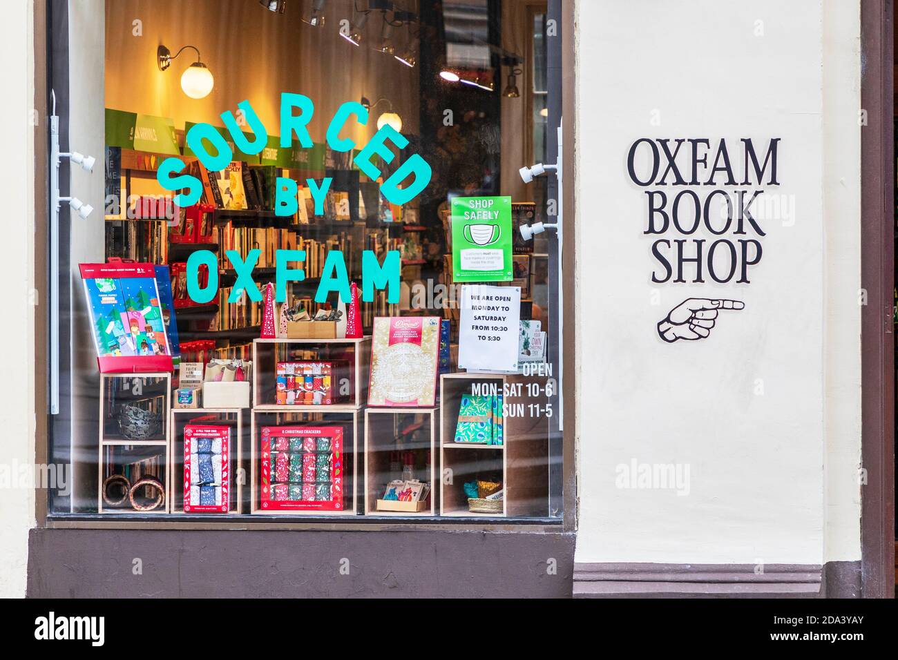 Außenansicht des Oxfam Buchladens, einer Wohltätigkeitsorganisation, die gebrauchte Bücher verkauft, Glasgow, Großbritannien Stockfoto