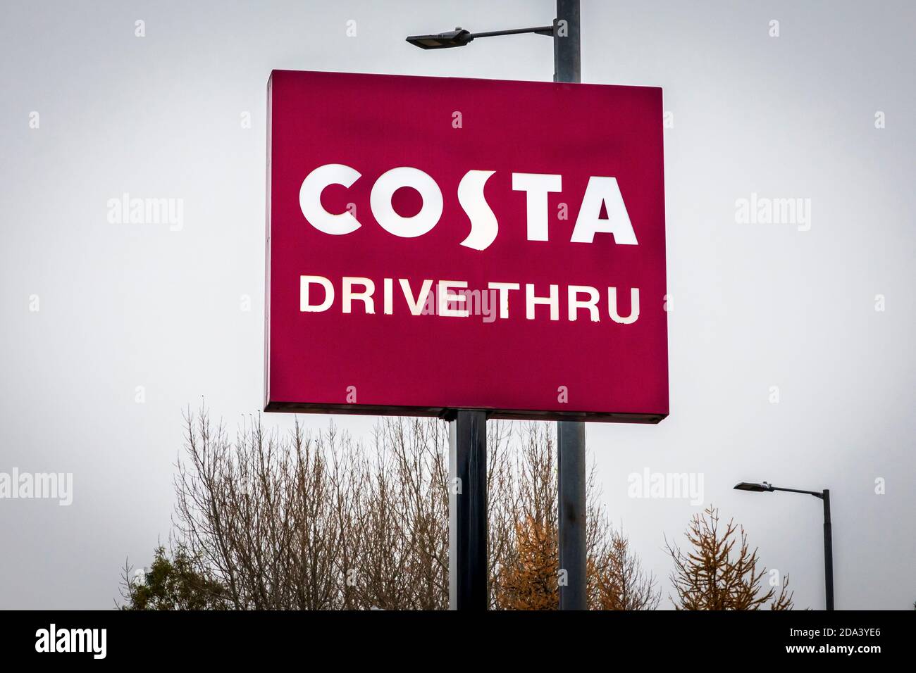 Hohes Zeichen für Costa Coffee Shop Fahrt durch, Glasgow, Großbritannien Stockfoto