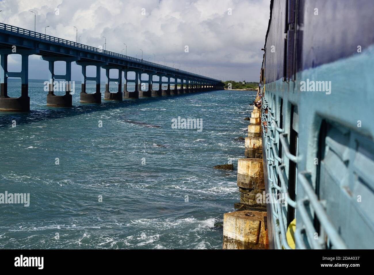 Indische Eisenbahn-Zug auf der Eisenbahnbrücke über das Meer genannt Pamban-Brücke. Es verbindet Rameswaram auf der Insel mit dem Festland. Lange Straßenbrücke Stockfoto