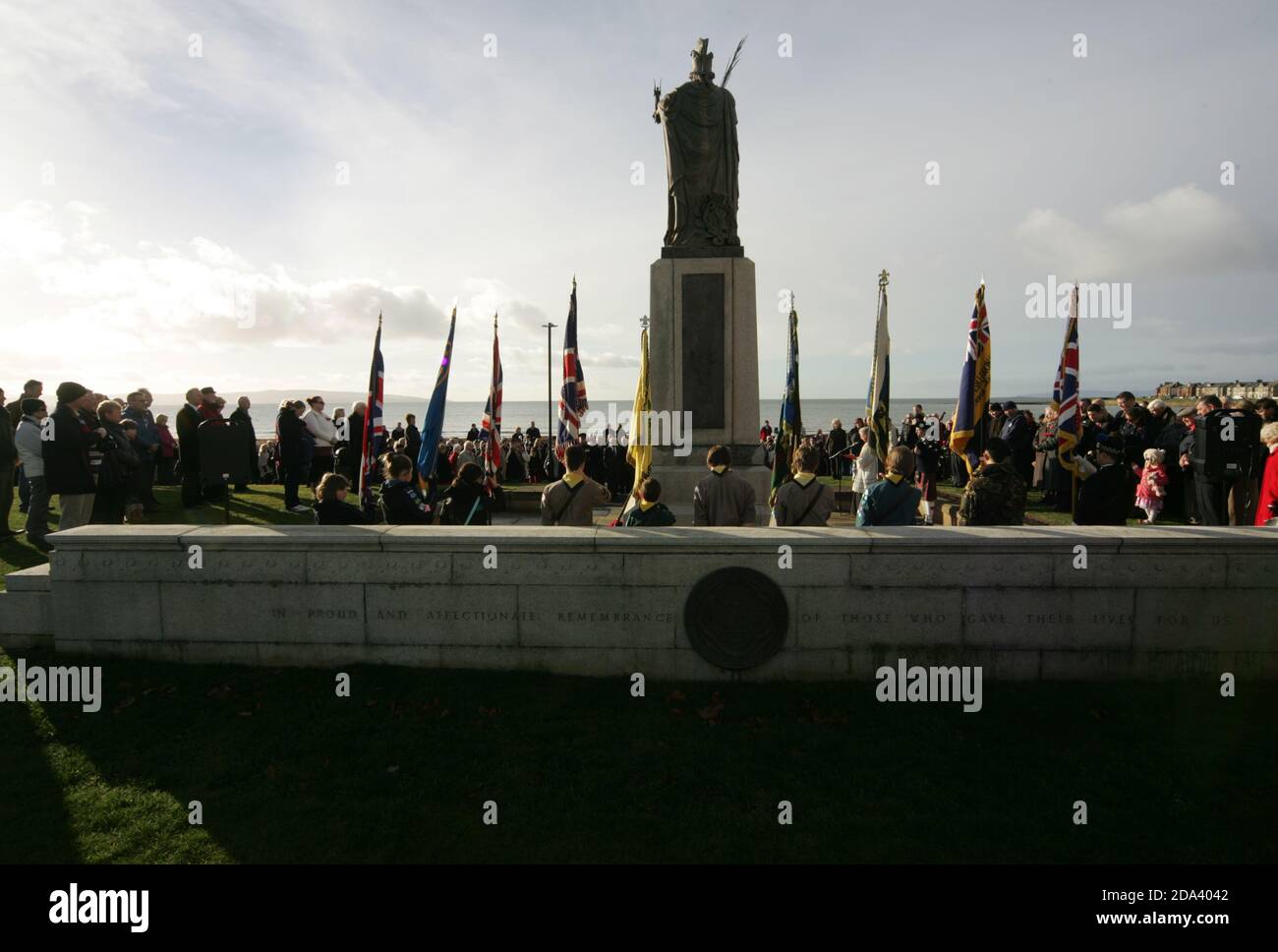 Troon Remembrance Parade, South Ayrshire, Schottland, Großbritannien. 11 Nov 2012 Jugendgruppen, Angehörige der Streitkräfte, Veteranen, Politiker und Beamte des lokalen rates marschierten zum Kriegsdenkmal Cenotaph in Troon, um ihren Respekt zu zollen und Kränze zu legen. Stockfoto