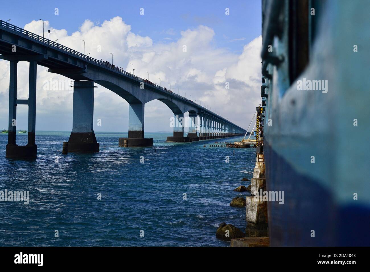Indische Eisenbahn-Zug auf der Eisenbahnbrücke über das Meer genannt Pamban-Brücke. Es verbindet Rameswaram auf der Insel mit dem Festland. Lange Straßenbrücke Stockfoto