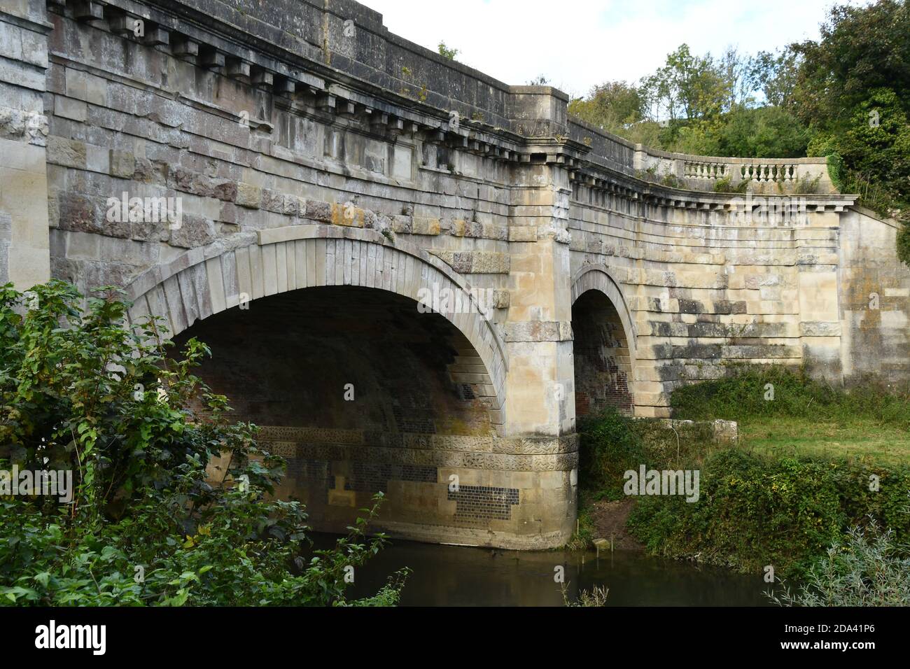 Das Aquadukt bei Avoncliff in der Nähe von Bradford auf Avon, die trägt Der Kennet und Avon Kanal über den Fluss Avon und Die Bahnstrecke von Bath nach Westbury Stockfoto