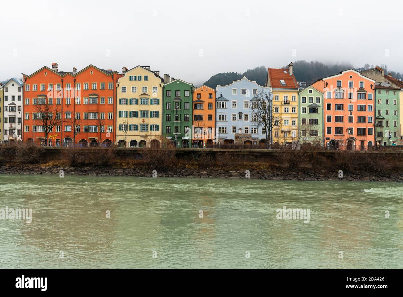 Bunte Fassaden von traditionellen Häusern entlang der Ufer des Inn, Innsbruck, Tirol, Österreich Stockfoto
