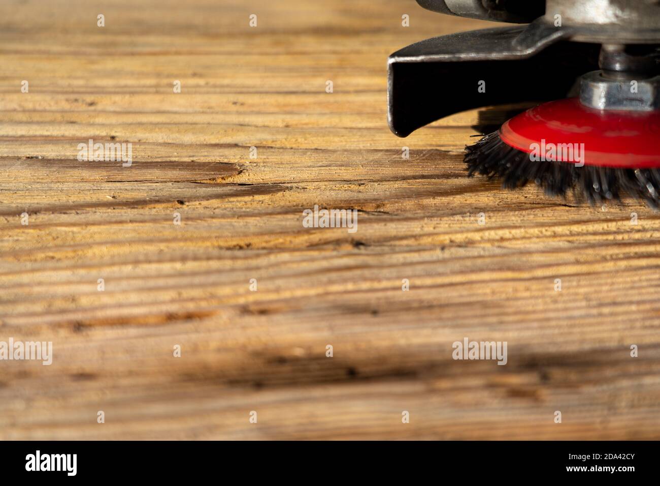 Elektrische rotierende Bürste Metallscheibe ein Stück Holz Schleifen  Stockfotografie - Alamy
