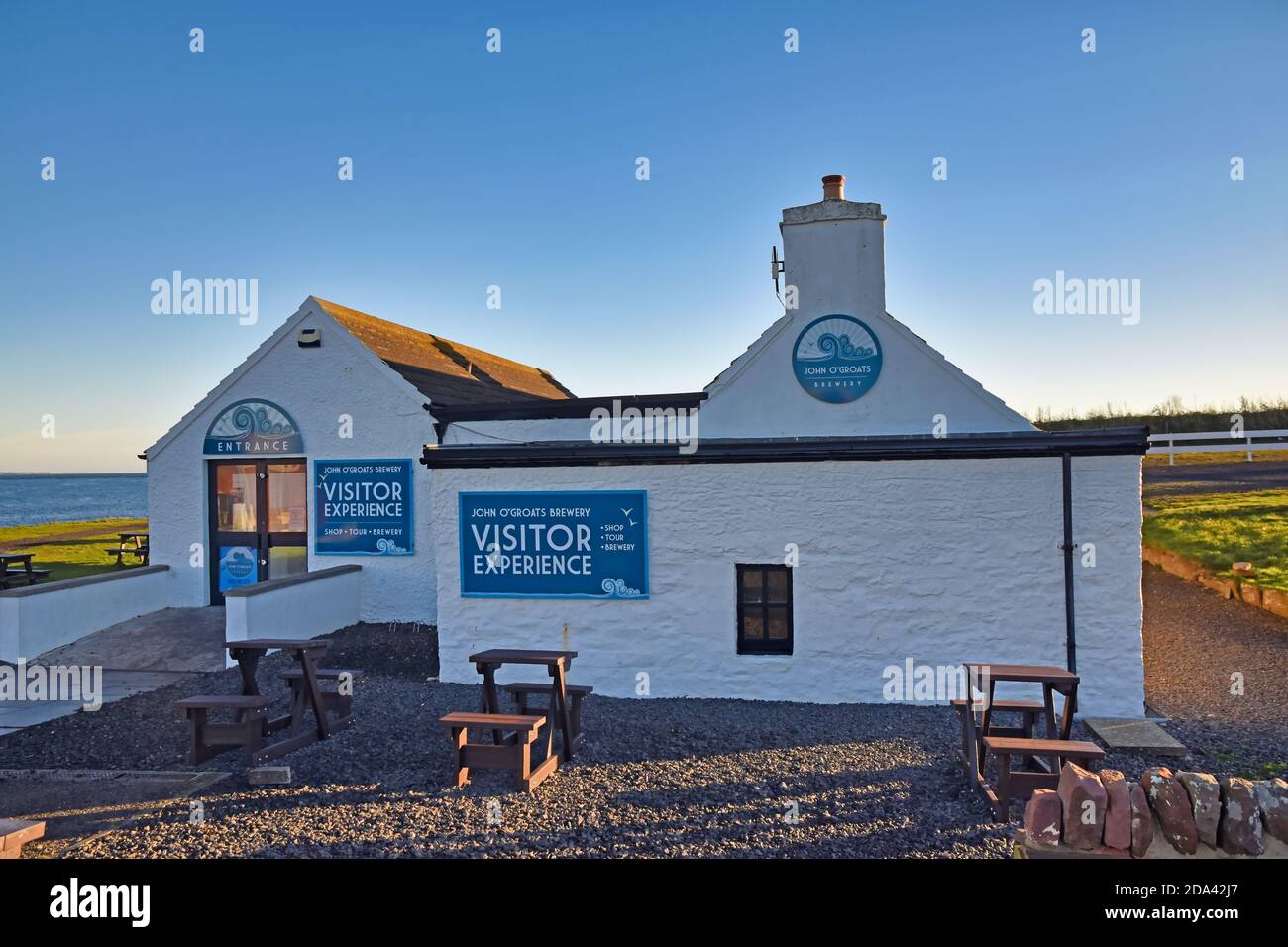 John O'Groats Brauerei in Schottland, mit Besuchererfahrung und Shop Verkauf Craft Biere, Ales und Souvenir. Sonniger Tag, blauer Himmel. Stockfoto