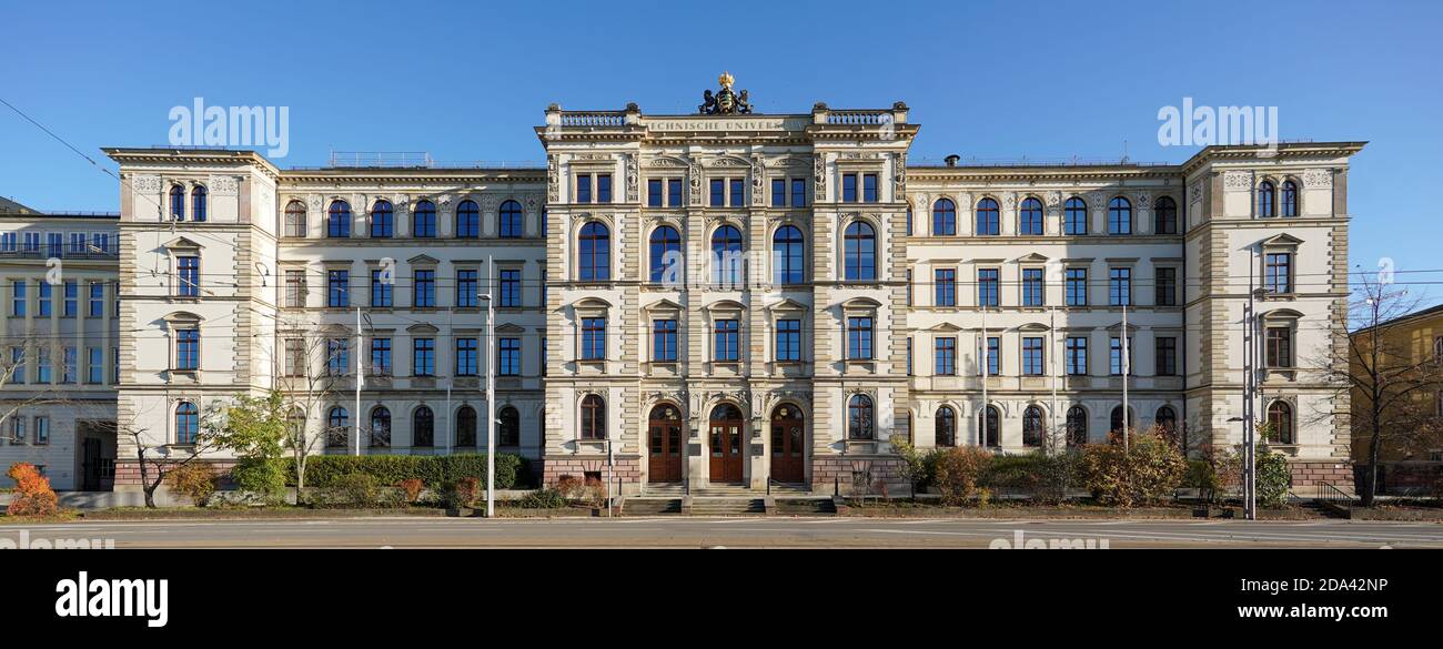 Chemnitz, Deutschland. November 2020. Blick auf das Eduard Theodor Böttcher Gebäude der Technischen Universität Chemnitz. Das Hauptgebäude der Universität ist nach dem ehemaligen Rektor Eduard Theodor Böttcher (1829-1893) benannt. Quelle: Peter Endig/dpa-Zentralbild/ZB/dpa/Alamy Live News Stockfoto