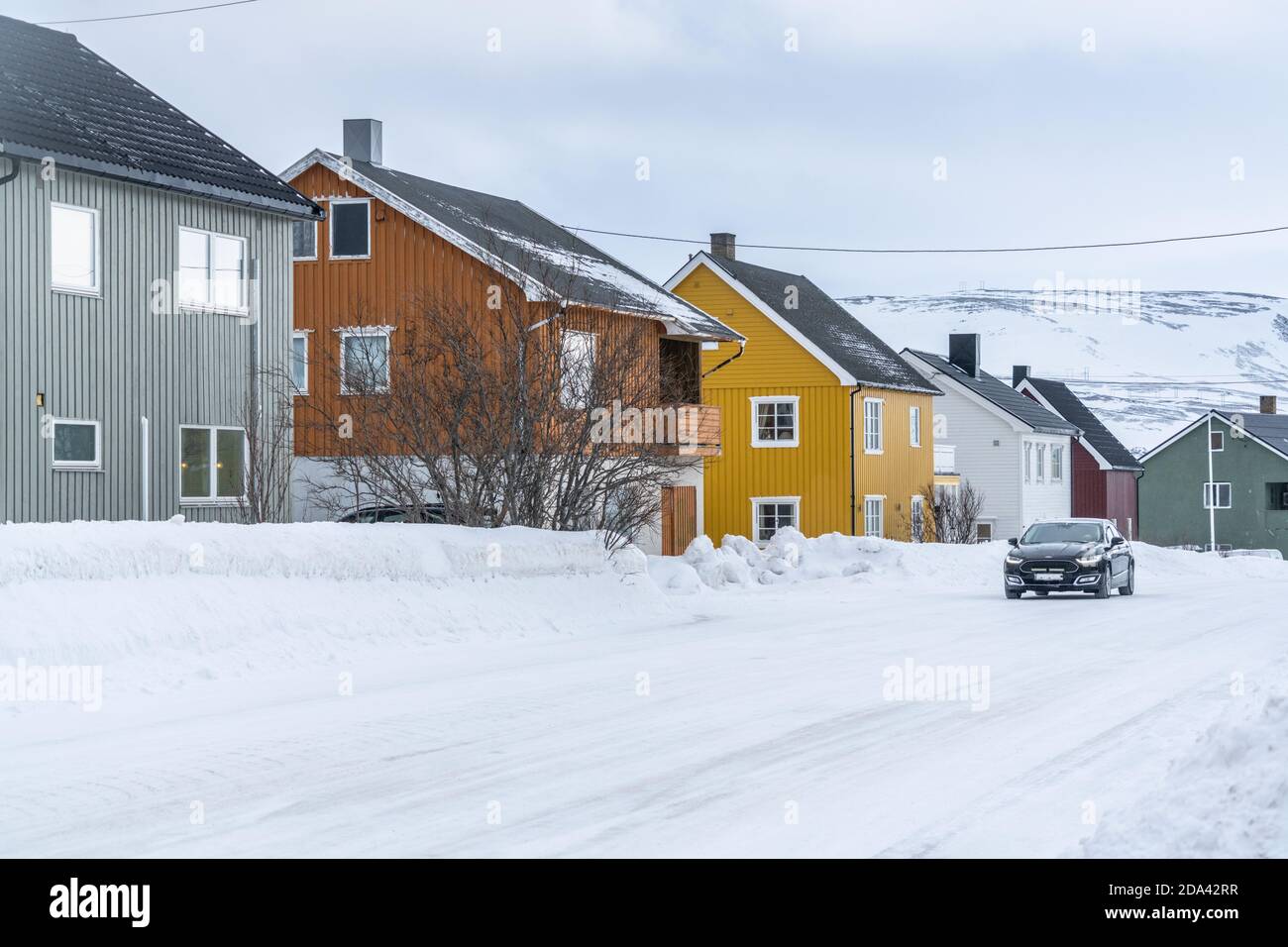 Auto auf verschneiten Straßen durch das Küstendorf Berlevag, Varanger Peninsula, Troms Og Finnmark, Nordnorwegen Stockfoto