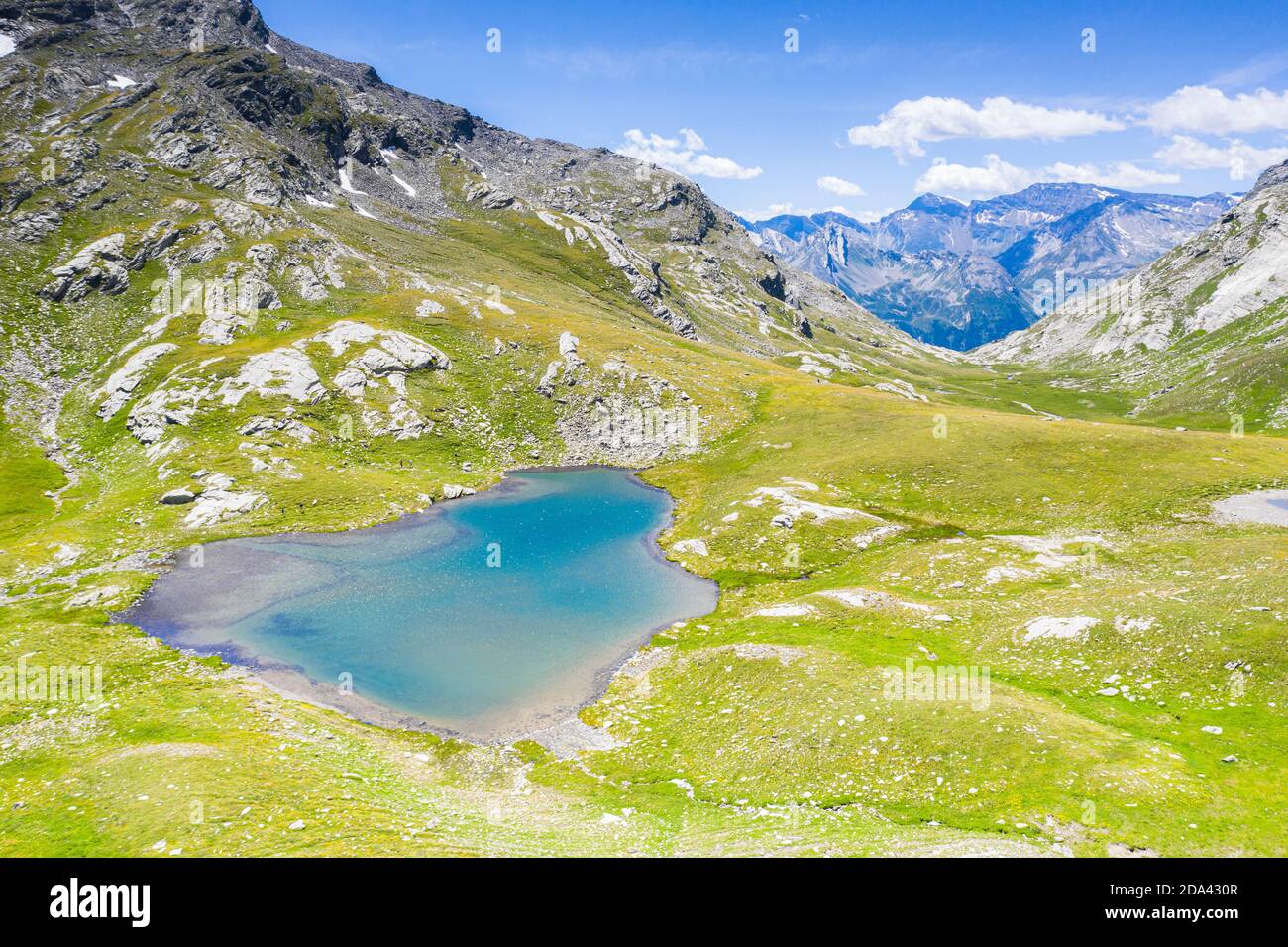 Unberührte Seen am Baldiscio Pass mit Gipfeln der Schweizer Alpen im Hintergrund, Valchiavenna, Vallespluga, Lombardei, Italien Stockfoto