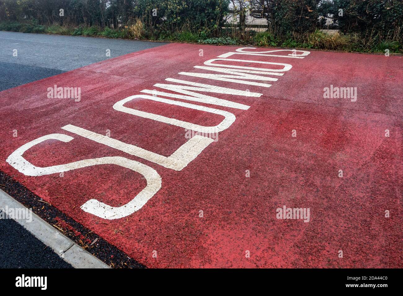 Langsames Schild auf der Straße Stockfoto