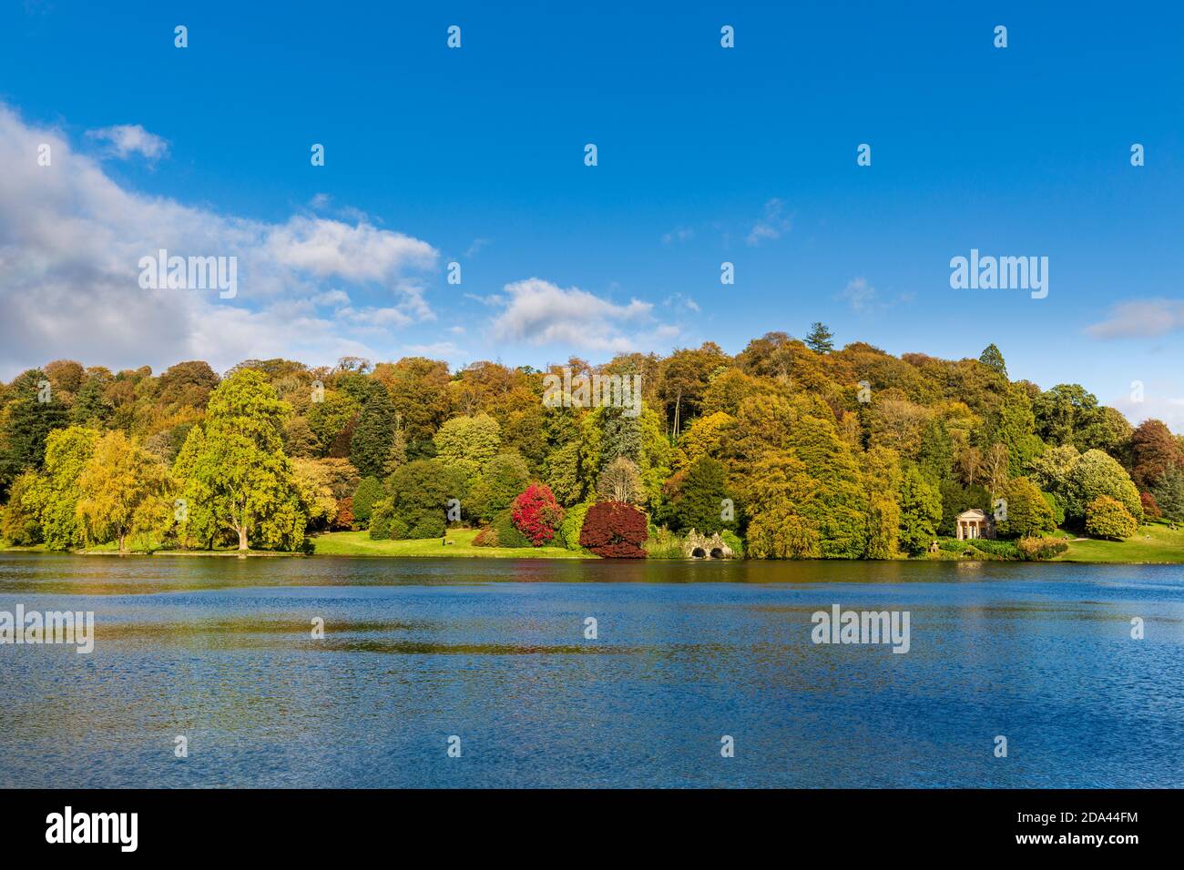 Herbstfarbe über dem See bei Stourhead in Wiltshire, England Stockfoto