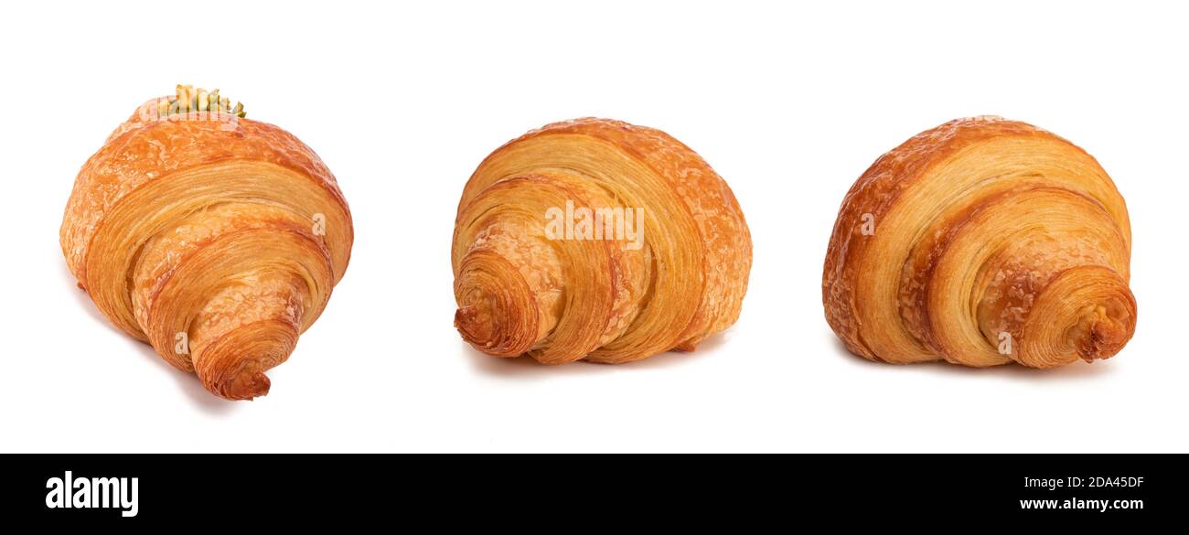 Frische Croissants, die isoliert auf weißem Hintergrund Stockfoto