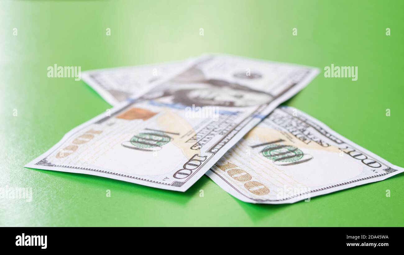 Zwei Dollarscheine auf grünem Hintergrund Stockfoto