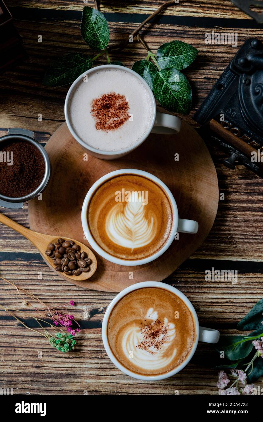Eine Tasse heißen Kakao und Kaffee mit Keksen in Ein gemütlicher Nachmittagstee Stockfoto