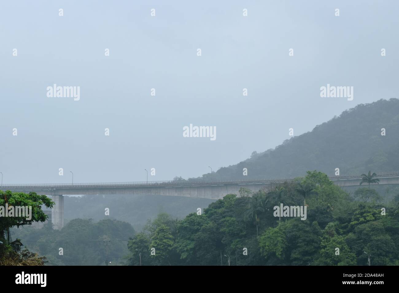 Landschaft Brücke überqueren Berg in Shifen Taiwan Stockfoto