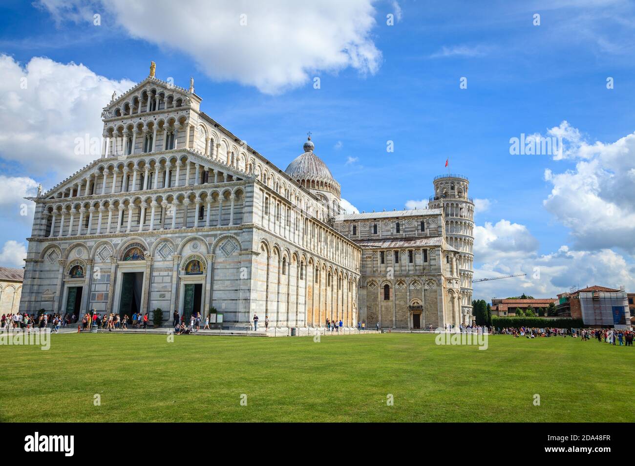 Pisa, Italien, 22. September 2015: Berühmte Piazza dei Miracoli (Domplatz) in Pisa, Italien mit dem Baptisterium, der Kathedrale und dem Campanile Stockfoto
