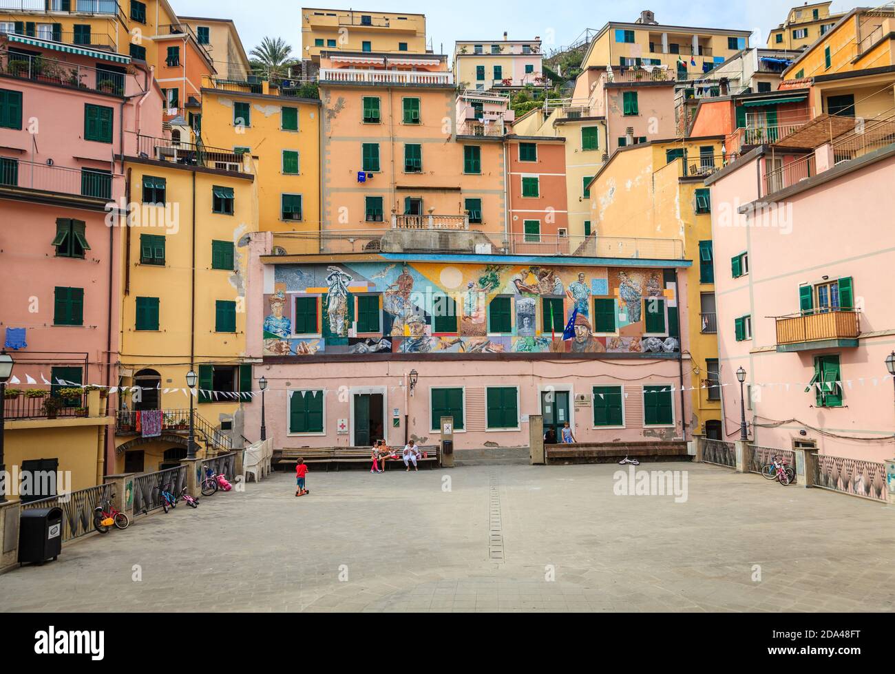 Riomaggiore, Italien, 22. September 2015: Traditionelle Häuser im Dorf Riomaggiore in Italien Stockfoto