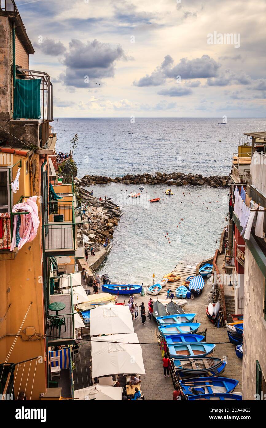 Riomaggiore, Italien, 22. September 2015: Eine Straße, die zur Mittelmeerküste führt, in dem Dorf in Riomaggiore in Italien Stockfoto