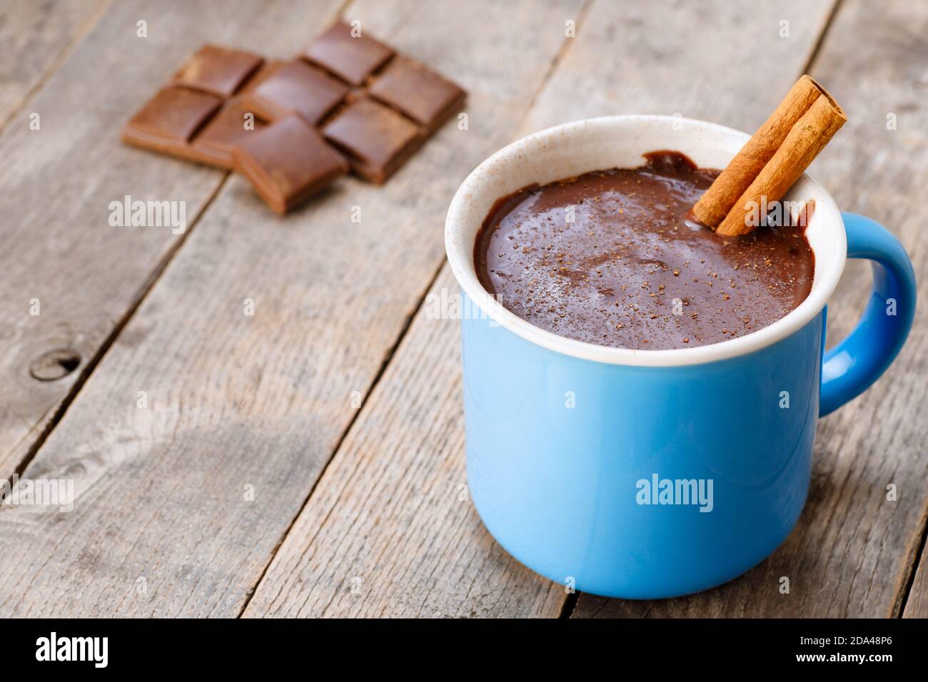 tasse heiße Schokolade mit Zimtstange Stockfoto