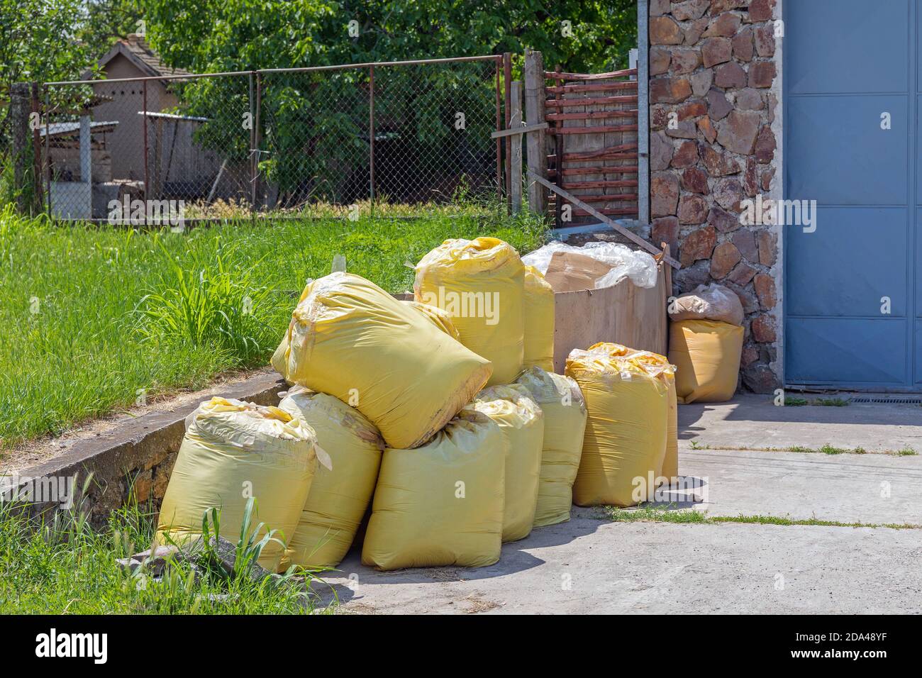 Viele Gelbe Säcke vor dem Gebäude Stockfoto