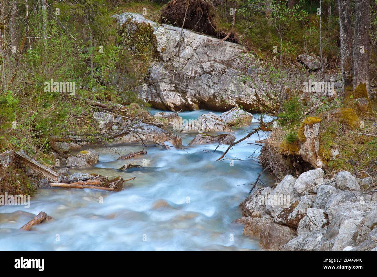 Klares Wasser in den Fluss mit Felsen Stockfoto