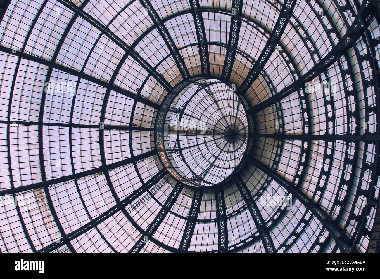 Blick von unten auf das geometrisch verzierte runde Dach der Galleria Vittorio Emanuele II, das älteste aktive Einkaufszentrum und das wichtigste Wahrzeichen von Mailand, Italien Stockfoto