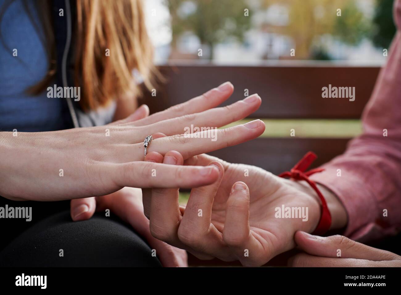 Nahaufnahme eines Mannes, der seiner Freundin einen Verlobungsring gibt. Heiratskonzept Stockfoto