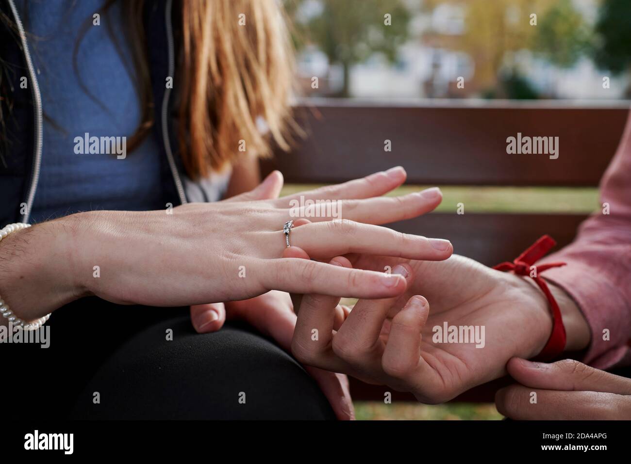 Nahaufnahme eines Mannes, der seiner Freundin einen Verlobungsring gibt. Heiratskonzept Stockfoto