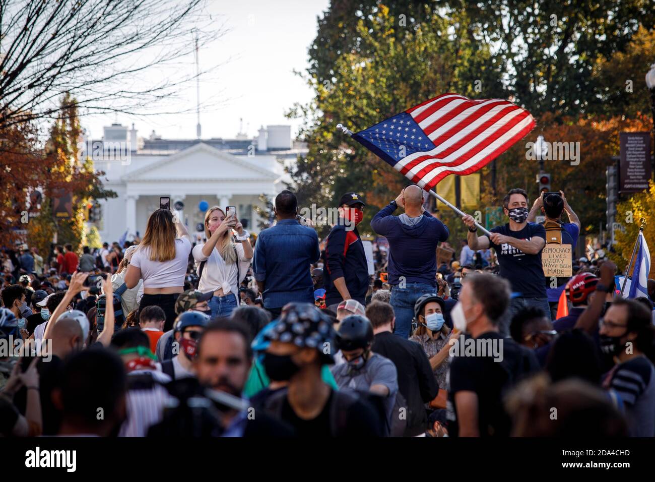 Biden Anhänger feiern seinen Sieg vor dem Weißen Haus am 7. November. Stockfoto