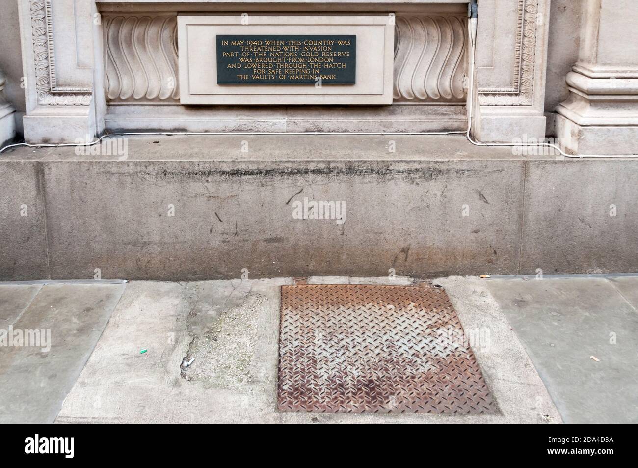 Plakette über der Luke in der ehemaligen Martins Bank, Liverpool, erinnert an die Lagerung von Gold Reserve während des Zweiten Weltkriegs. Details in Beschreibung. Stockfoto