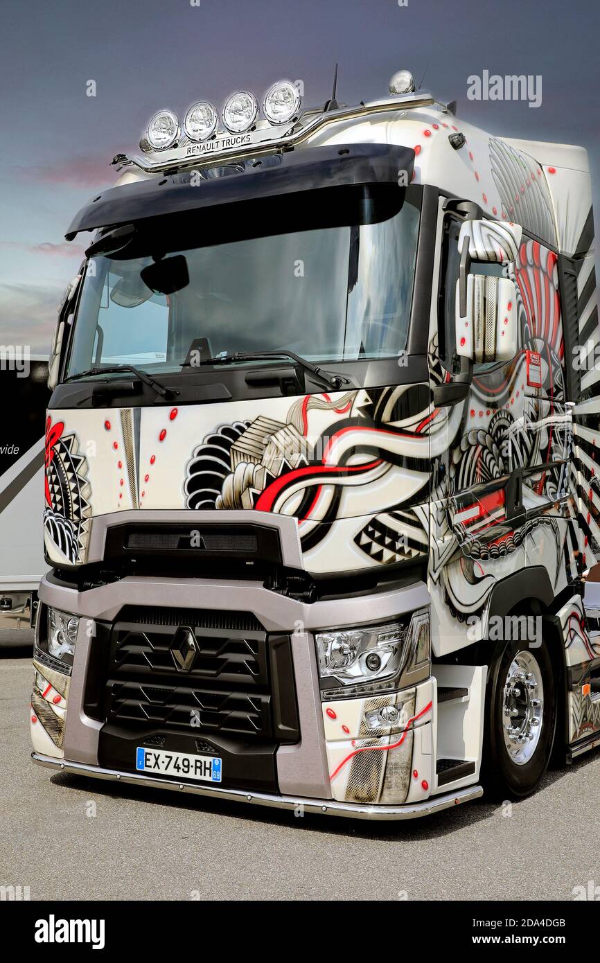 Nahaufnahme von Renault Trucks T High Tattoo aus Frankreich auf Power Truck Show 2018. Alaharma, Finnland. 10. August 2018. Stockfoto