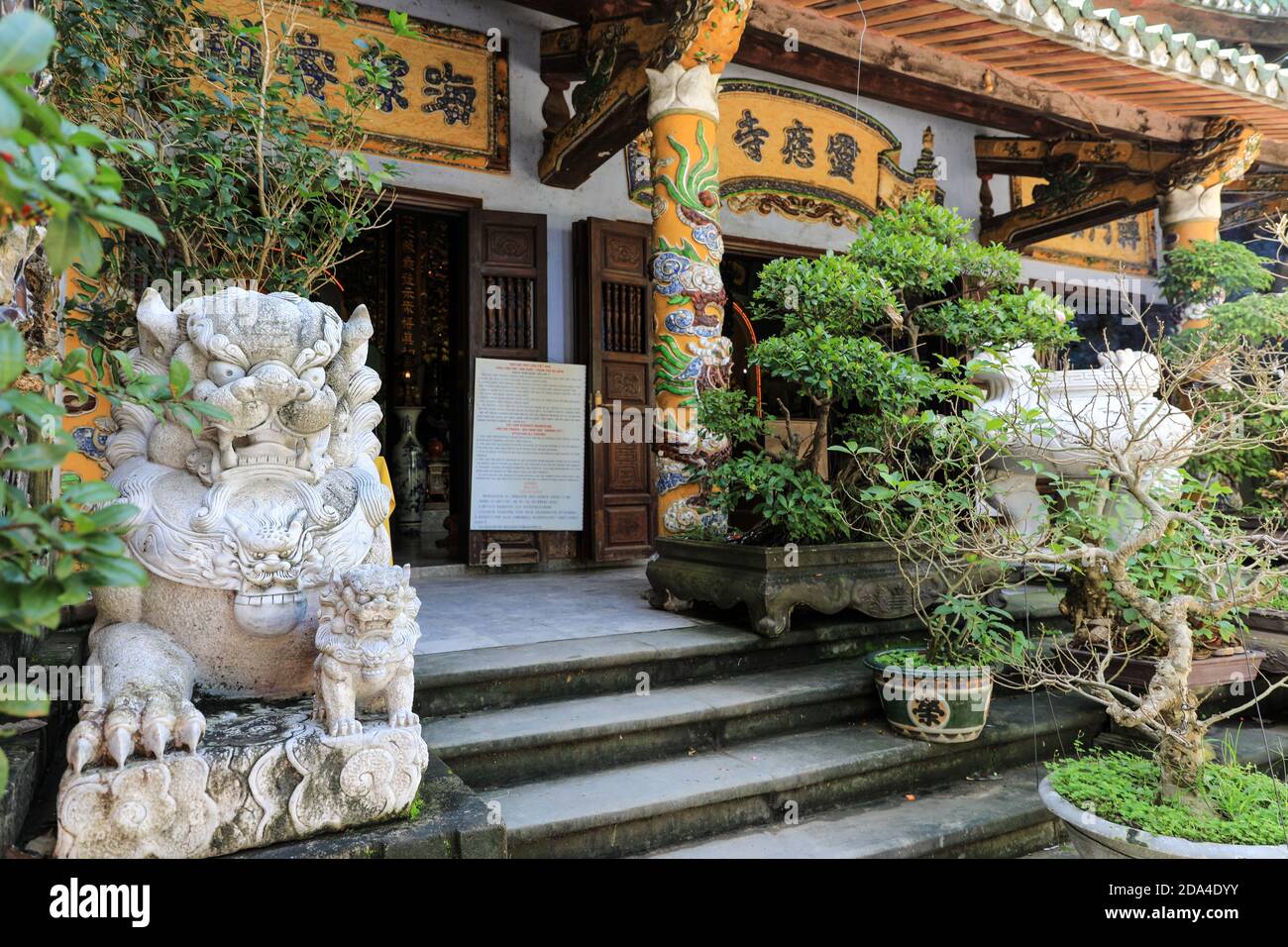 Ein geschnitzter Steindrache am Eingang zur Linh ung Pagode am Berg Thuy Son, den Marmorbergen, Da Nang, Vietnam, Asien Stockfoto