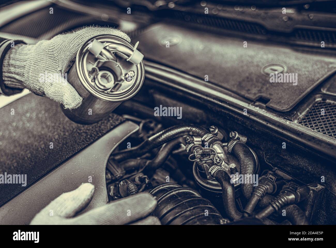 Ein Automechaniker Installiert Einen Neuen Motor Luftfilter Im Auto  Stockbild - Bild von verkehr, fristgerecht: 224899959