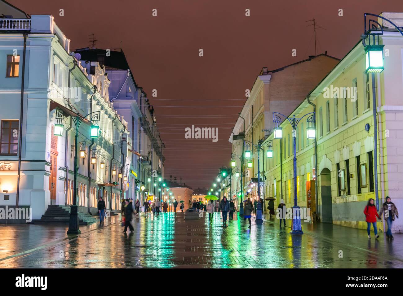 Moskau, Russland – 10. November 2017. Blick auf Kamergersky Lane in der Innenstadt von Moskau. Blick nach Regen am Abend, mit Menschen. Stockfoto