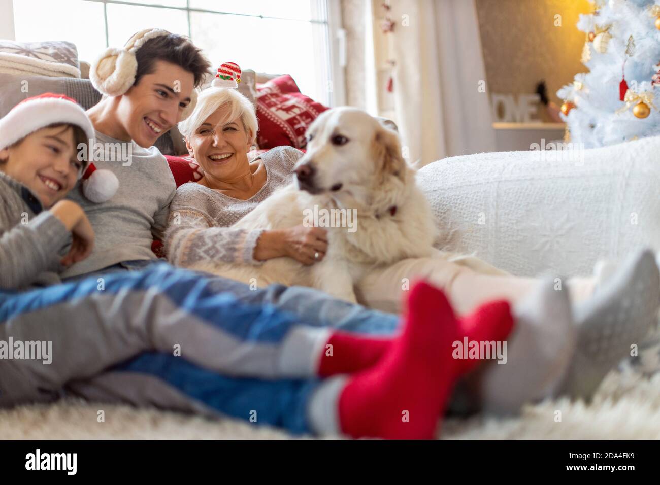 Portrait einer glücklichen Familie zur Weihnachtszeit zusammen Stockfoto