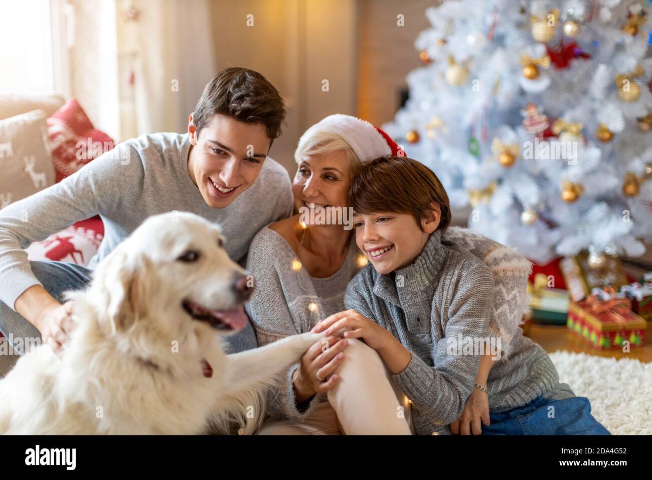 Portrait einer glücklichen Familie zur Weihnachtszeit zusammen Stockfoto