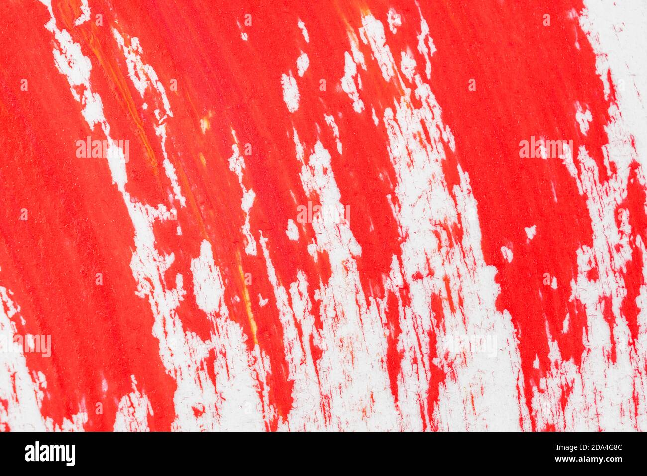 Makro-/Nahaufnahme von lebhaft rot-wirbelnden Pinselstrichen auf strukturiertem „Kunstpapier“. Dachte, dies könnte einen nützlichen Hintergrund für jemanden machen. Stockfoto