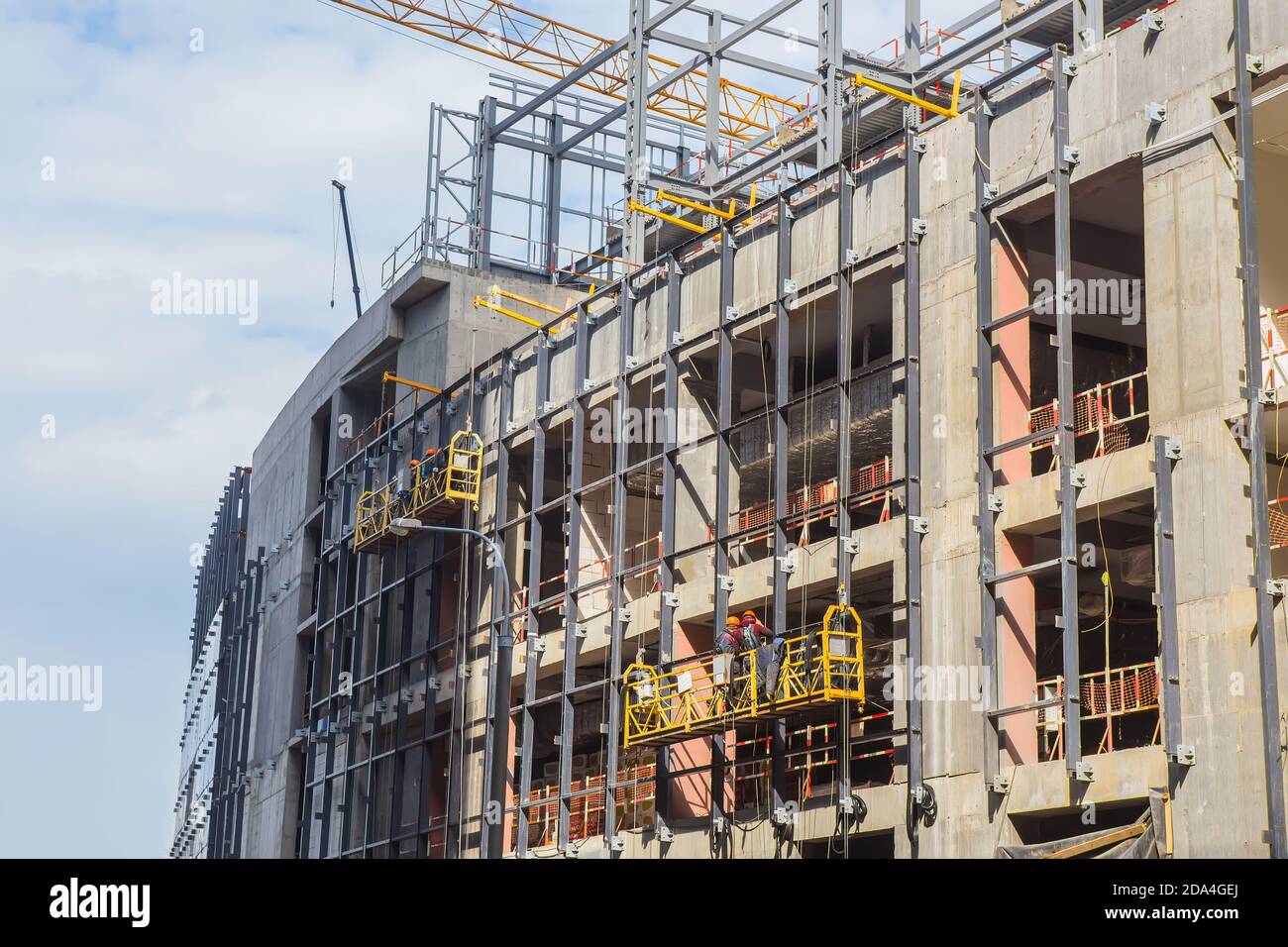 Fassade eines mehrstöckigen modernen Bürogebäudes im Bau Stockfoto