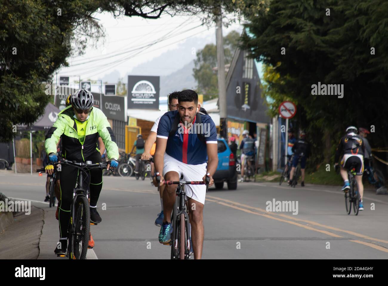 LA CALERA KOLUMBIEN - OKTOBER, 2020: Gruppe von Amateur-Radfahrer Ankunft in den bekannten Alto de Patios auf der Straße zwischen Bogota und La Calera auf Th Stockfoto