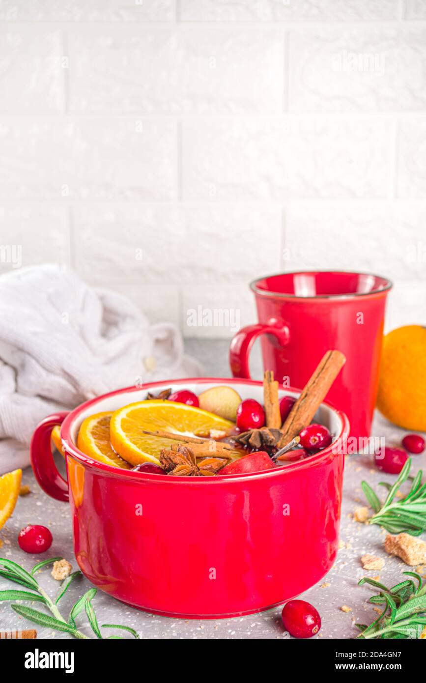 Glühwein Heißgetränk mit Zitrusfrüchten und Gewürzen, traditioneller