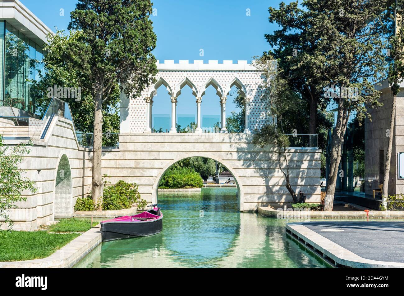 Kanal und Marmorbrücke im kleinen Venedig Viertel des Strandboulevards von Baku, Aserbaidschan. Stockfoto