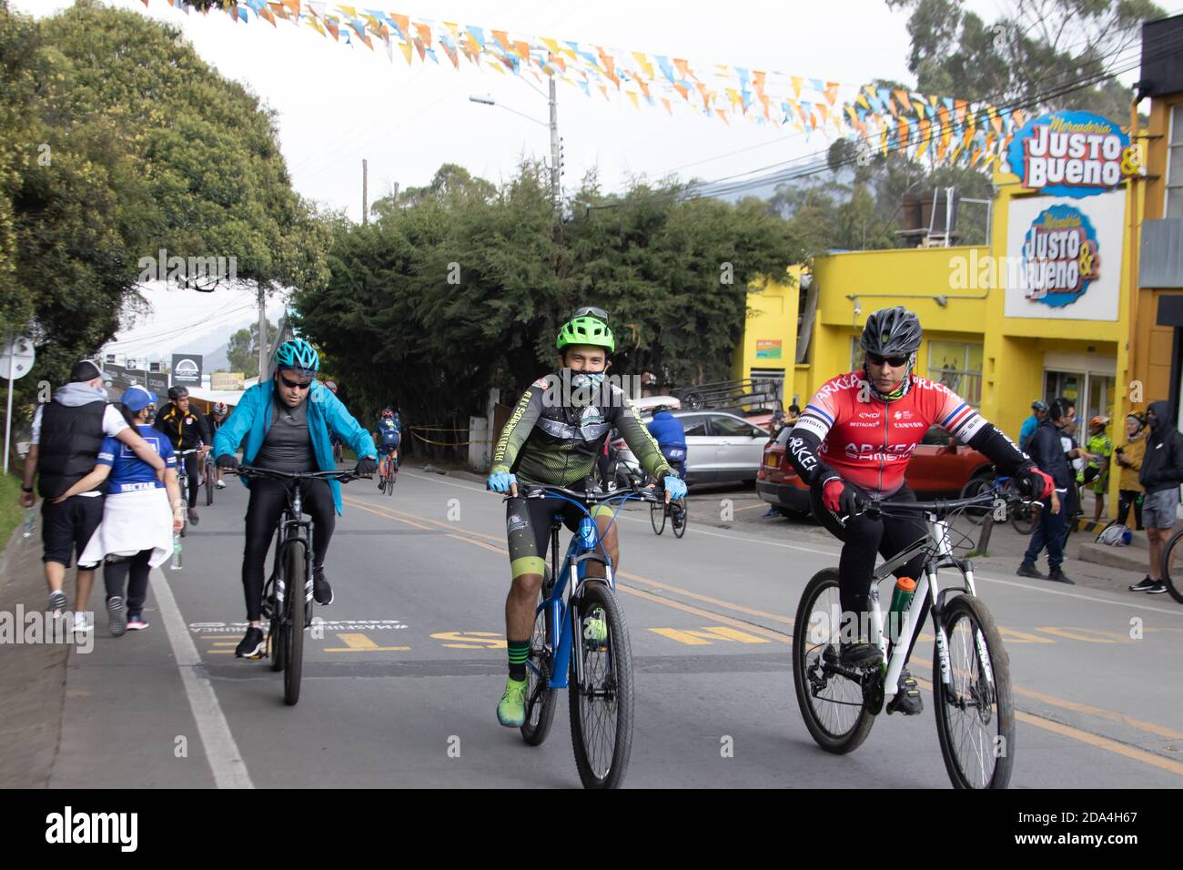 LA CALERA KOLUMBIEN - OKTOBER, 2020: Gruppe von Amateur-Radfahrer Ankunft in den bekannten Alto de Patios auf der Straße zwischen Bogota und La Calera auf Th Stockfoto