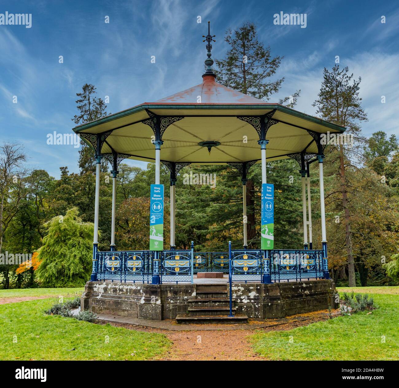 Viktorianischer Bandstand mit Covid-19 Stay Safe Banner, MacRosty Park, Creiff, Perthshire, Schottland, Großbritannien Stockfoto
