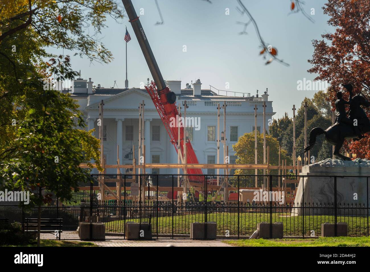 Washington, Usa. November 2020. Am Montag, 9. November 2020, arbeitet ein Kran im Hintergrund bei der Einweihung im Lafayette Park gegenüber dem Weißen Haus in Washington, DC. Foto von Ken Cedeno/UPI Kredit: UPI/Alamy Live Nachrichten Stockfoto