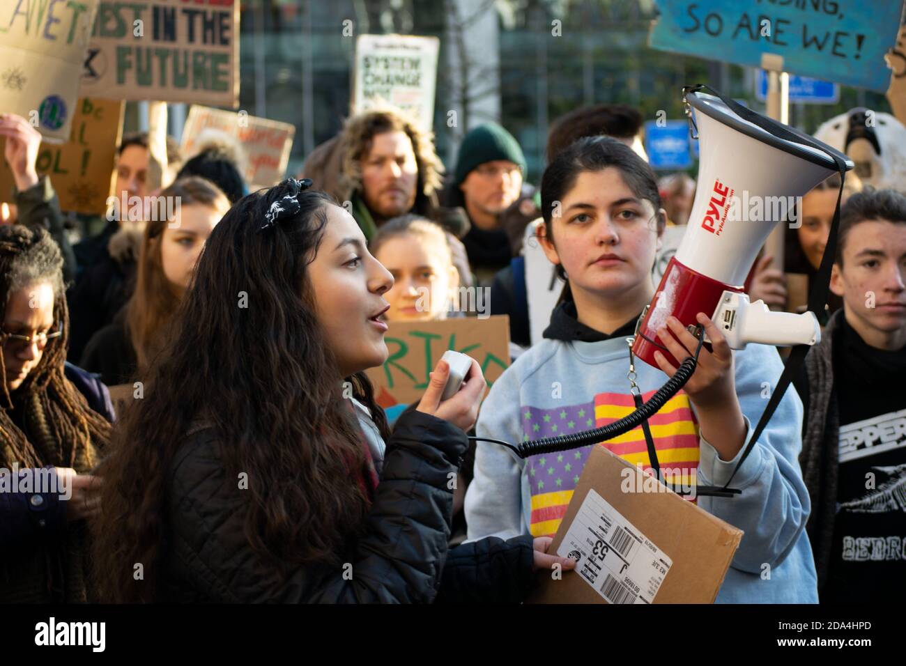 Globaler Klimaangriff auf St. Peter's Square, Manchester, Großbritannien. Jugendsprecher beim Protest. Frau spricht in ein Megaphon vor der Menge Stockfoto