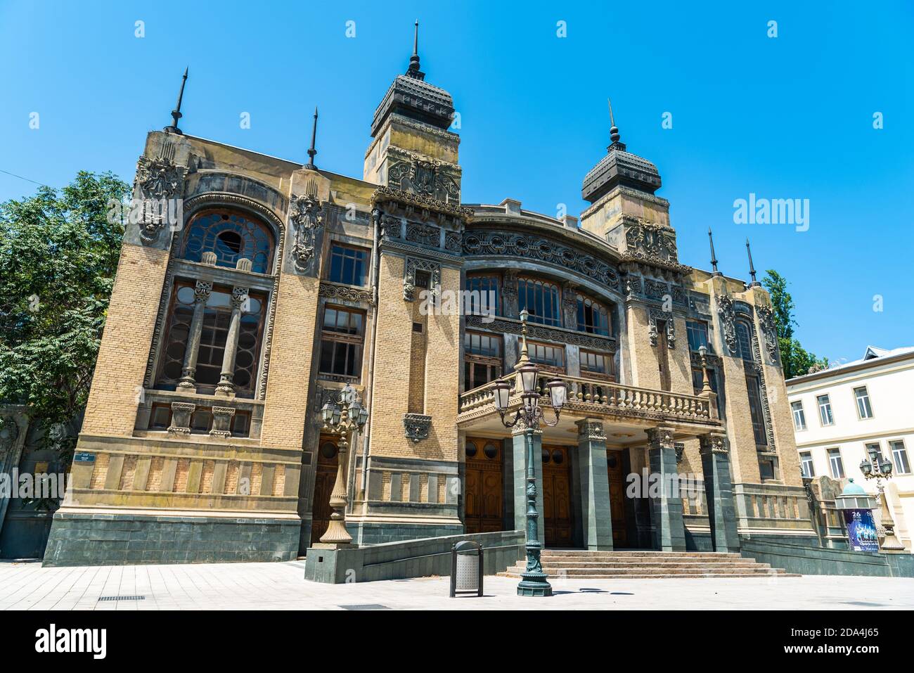 Baku, Aserbaidschan – 5. Juli 2020. Oper und Ballett Theater, aus dem Jahr 1909, in der Nizami Straße in Baku. Außenansicht im Sommer. Stockfoto