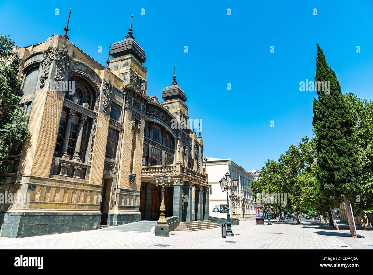 Baku, Aserbaidschan – 5. Juli 2020. Blick auf die Nizami Straße mit Oper und Ballett Theater, in Baku. Blick ohne Menschen im Sommer. Stockfoto