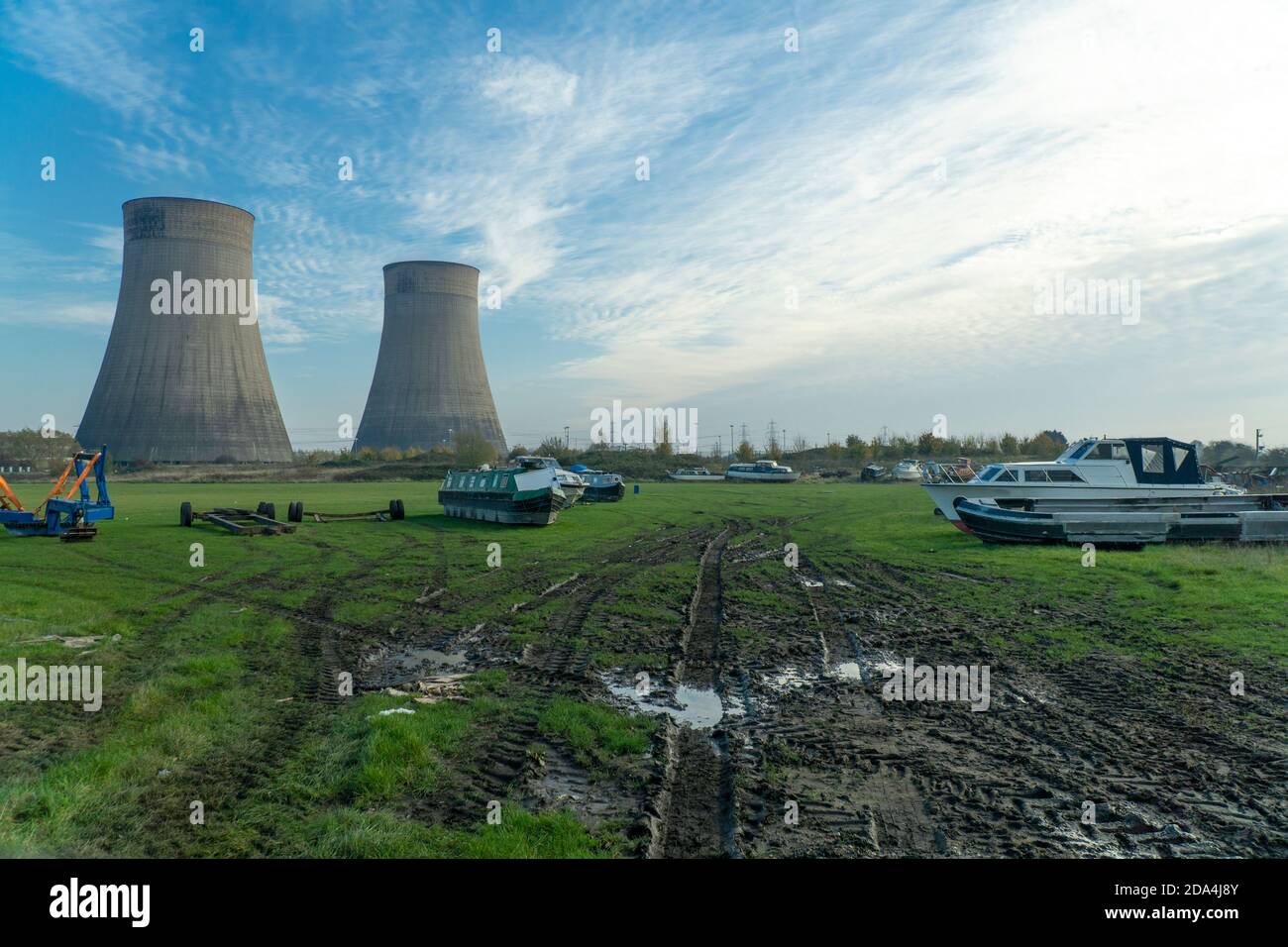 Alte Boote in einem schlammigen Feld Stockfoto