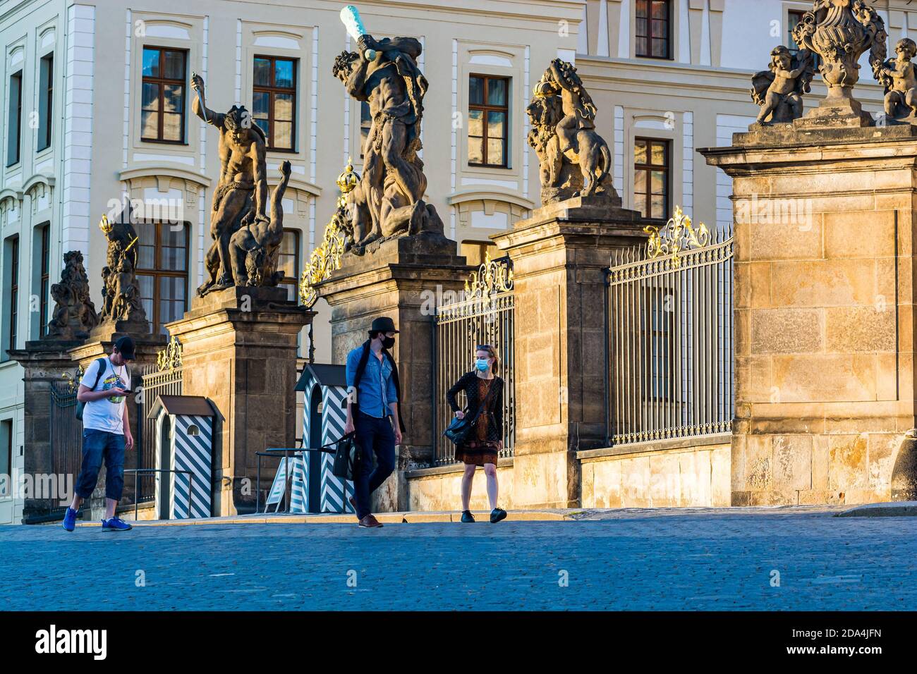 Prag, Tschechische republik - 19. September 2020. Touristen mit Gesichtsmaske vor dem Zaun zur Prager Burg während der Corona-Virus-Sperre Stockfoto