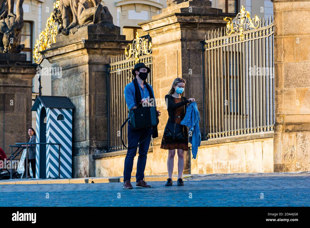 Prag, Tschechische republik - 19. September 2020. Touristen mit Gesichtsmaske vor dem Zaun zur Prager Burg während der Corona-Virus-Sperre Stockfoto